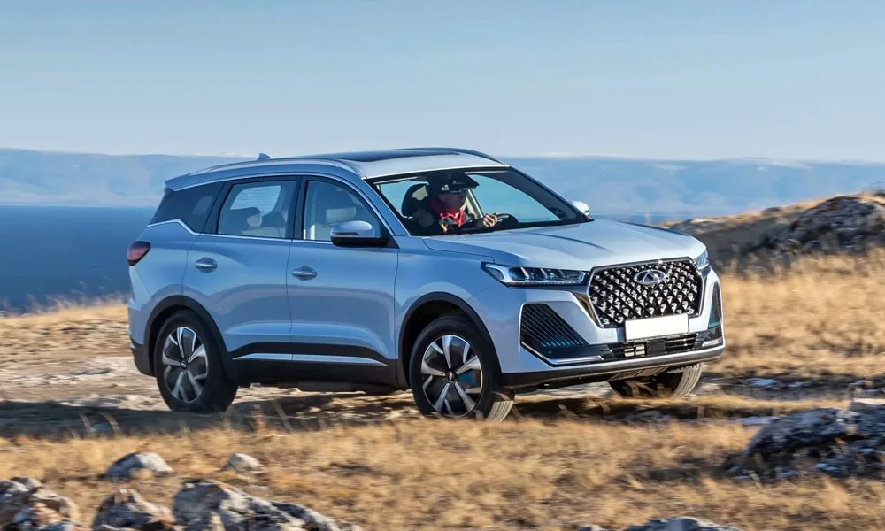 Фото Chery Tiggo 7 Pro Plug-in Hybrid (2023) — вид спереди, фото 8. Анфас: пропорции капота, посадка кузова и графика ходовых огней. Рисунок ходовых огней — подпись модели, по нему её узнают в потоке Chery Tiggo 7 Pro Plug-in Hybrid (2023) — вид спереди, фото 8