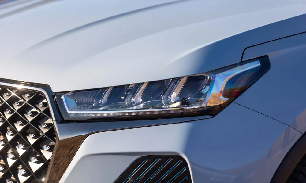 Фото Chery Tiggo 7 Pro Plug-in Hybrid (2023) — вид спереди, фото 10. Передок в белом исполнении — крупная светотехника и выразительный бампер. Рисунок ходовых огней — подпись модели, по нему её узнают в потоке Chery Tiggo 7 Pro Plug-in Hybrid (2023) — вид спереди, фото 10