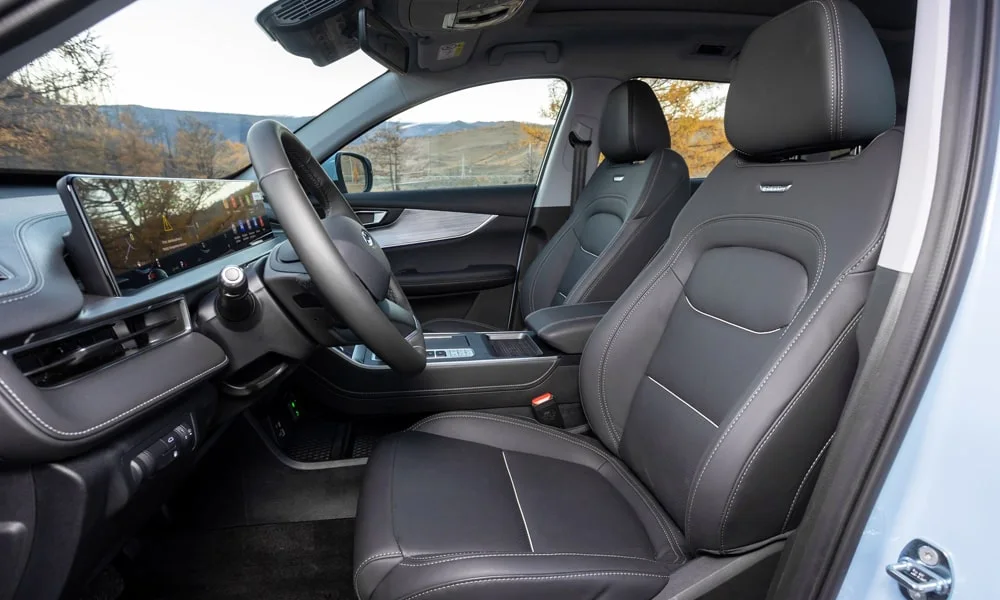 Фото Chery Tiggo 7 Pro Plug-in Hybrid (2023) — передние сиденья. Профиль кресел: боковая поддержка и подголовники. Перфорация обивки нужна для вентиляции — функции старших комплектаций Chery Tiggo 7 Pro Plug-in Hybrid (2023) — передние сиденья
