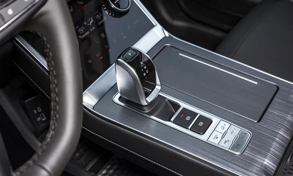 Фото Chery Tiggo 7 Pro Plug-in Hybrid (2023) — селектор коробки передач. Селектор трансмиссии на центральной консоли. Режимы движения и электронный ручник собраны рядом с селектором Chery Tiggo 7 Pro Plug-in Hybrid (2023) — селектор коробки передач