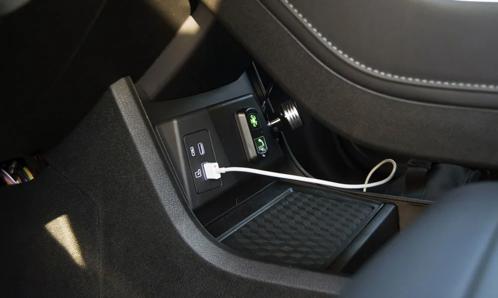 Фото Chery Tiggo 7 Pro Plug-in Hybrid (2023) — интерьер. Общий план салона: архитектура панели, консоль и кресла. Уровень отделки читается по стыкам панелей и мягким поверхностям в зонах касания Chery Tiggo 7 Pro Plug-in Hybrid (2023) — интерьер