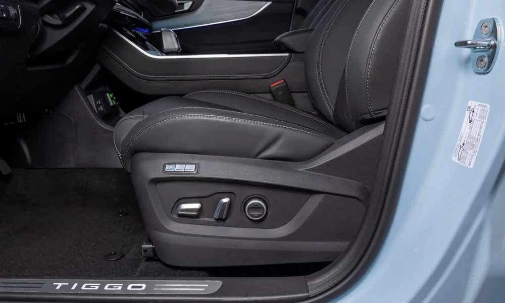 Фото Chery Tiggo 7 Pro Plug-in Hybrid (2023) — интерьер, фото 2. Общий план салона: архитектура панели, консоль и кресла. Светлая гамма зрительно расширяет салон, тёмная — практичнее в уходе Chery Tiggo 7 Pro Plug-in Hybrid (2023) — интерьер, фото 2