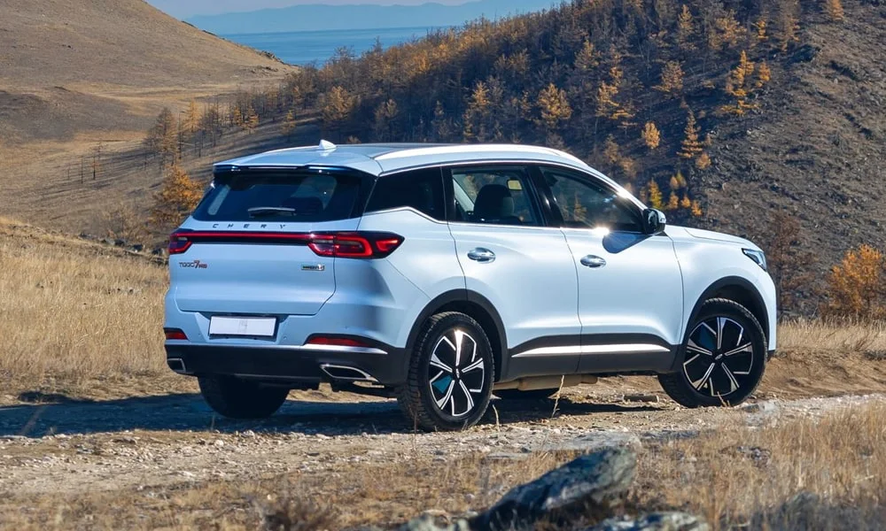 Фото Chery Tiggo 7 Pro Plug-in Hybrid (2023) — вид сзади, фото 3. Корма в белом цвете: графика фонарей и пластика пятой двери. Насадки выхлопа или их имитация внизу бампера различают версии Chery Tiggo 7 Pro Plug-in Hybrid (2023) — вид сзади, фото 3