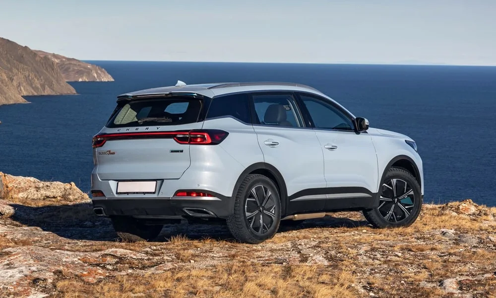 Фото Chery Tiggo 7 Pro Plug-in Hybrid (2023) — вид сзади, фото 4. Корма в белом цвете: графика фонарей и пластика пятой двери Chery Tiggo 7 Pro Plug-in Hybrid (2023) — вид сзади, фото 4