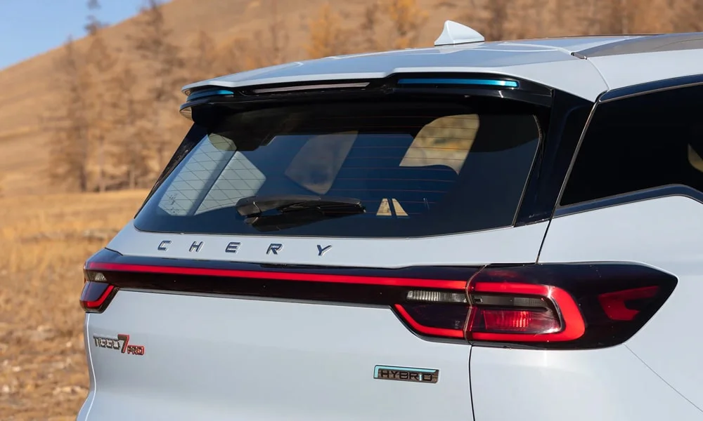 Фото Chery Tiggo 7 Pro Plug-in Hybrid (2023) — вид сзади, фото 5. Графика фонарей, бампер и оформление пятой двери. Насадки выхлопа или их имитация внизу бампера различают версии Chery Tiggo 7 Pro Plug-in Hybrid (2023) — вид сзади, фото 5
