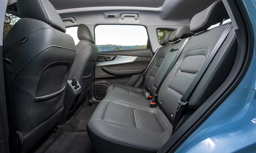 Фото Chery Tiggo 7 Pro Plug-in Hybrid (2023) — задние сиденья. Посадка второго ряда: подголовники и подлокотник. Крепления ISOFIX для детских кресел — в основании спинки Chery Tiggo 7 Pro Plug-in Hybrid (2023) — задние сиденья