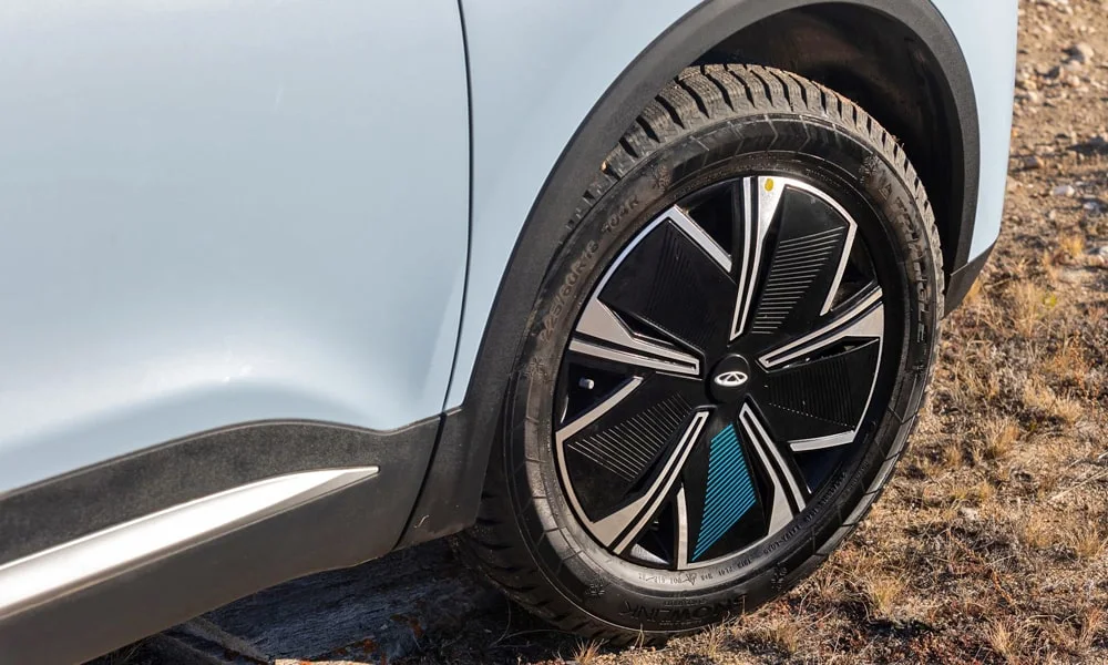 Фото Chery Tiggo 7 Pro Plug-in Hybrid (2023) — крыша. Крыша сверху: остекление, рейлинги и антенна-плавник. Панорамное стекло зрительно увеличивает салон; шторка спасает в жару Chery Tiggo 7 Pro Plug-in Hybrid (2023) — крыша