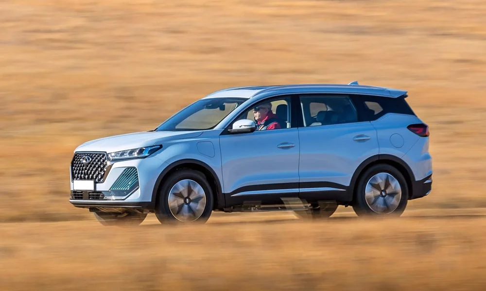 Фото Chery Tiggo 7 Pro Plug-in Hybrid (2023) — вид сбоку, фото 2. Профиль кузова: колёсная база, свесы и линия остекления. Хромированные или чёрные молдинги окон отличают комплектации Chery Tiggo 7 Pro Plug-in Hybrid (2023) — вид сбоку, фото 2