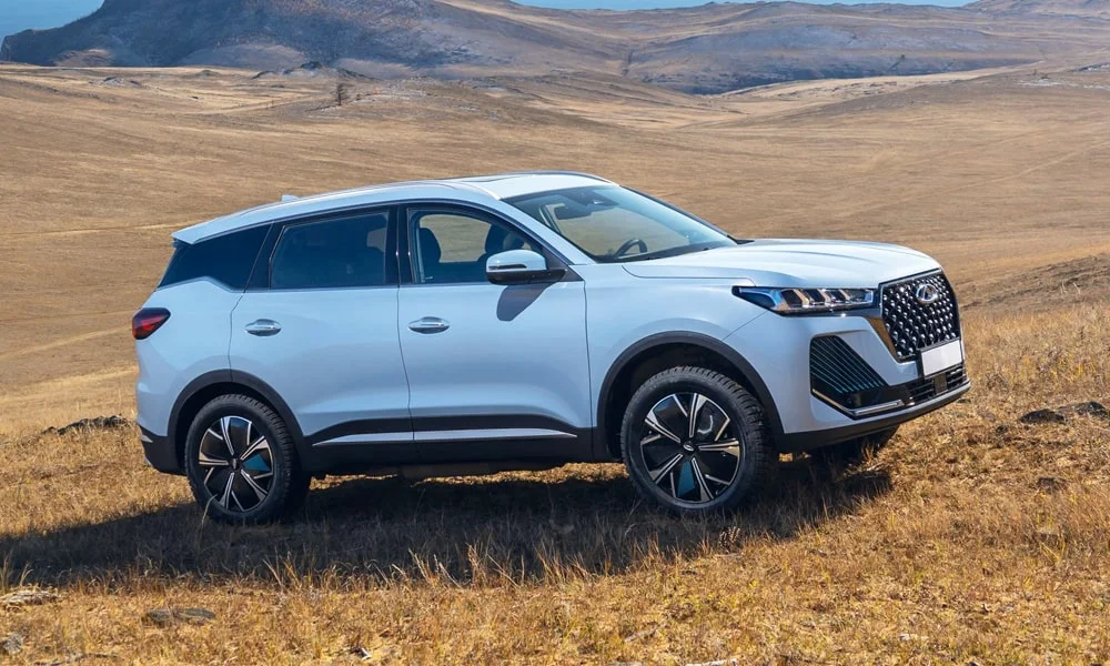 Фото Chery Tiggo 7 Pro Plug-in Hybrid (2023) — вид сбоку, фото 3. Профиль кузова: колёсная база, свесы и линия остекления. Хромированные или чёрные молдинги окон отличают комплектации Chery Tiggo 7 Pro Plug-in Hybrid (2023) — вид сбоку, фото 3