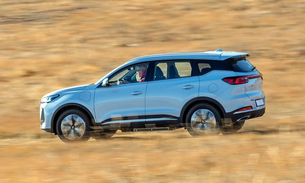 Фото Chery Tiggo 7 Pro Plug-in Hybrid (2023) — вид сбоку, фото 4. Профиль кузова: колёсная база, свесы и линия остекления Chery Tiggo 7 Pro Plug-in Hybrid (2023) — вид сбоку, фото 4
