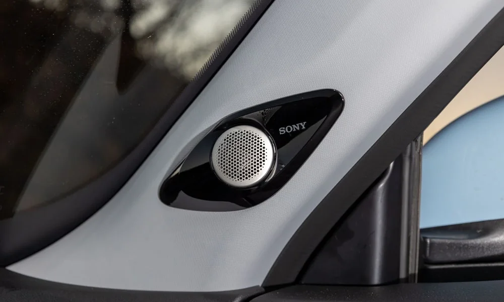 Фото Chery Tiggo 7 Pro Plug-in Hybrid (2023) — динамик аудиосистемы. Решётка динамика — деталь штатной акустики. Выдвижной твитер по центру панели — эффектная деталь топ-аудиосистем Chery Tiggo 7 Pro Plug-in Hybrid (2023) — динамик аудиосистемы