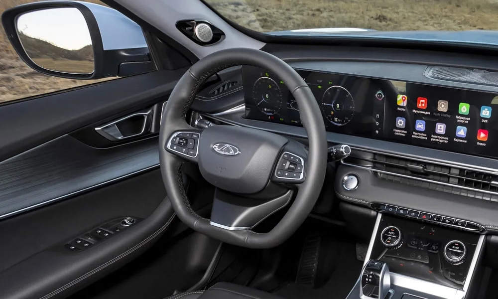 Фото Chery Tiggo 7 Pro Plug-in Hybrid (2023) — руль. Обшивка обода и компоновка спиц крупным планом. Правильная посадка: руки на «9 и 3», приборы читаются поверх обода Chery Tiggo 7 Pro Plug-in Hybrid (2023) — руль