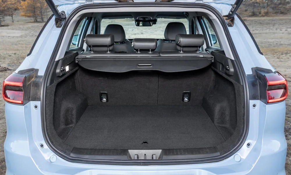 Фото Chery Tiggo 7 Pro Plug-in Hybrid (2023) — багажник, фото 2. Грузовой отсек с открытой дверью: погрузочная высота и ширина проёма. Спинки второго ряда складываются и расширяют отсек под длинные грузы Chery Tiggo 7 Pro Plug-in Hybrid (2023) — багажник, фото 2