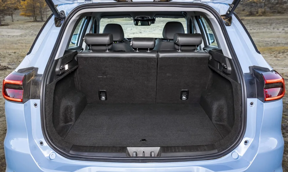 Фото Chery Tiggo 7 Pro Plug-in Hybrid (2023) — багажник, фото 3. Грузовой отсек с открытой дверью: погрузочная высота и ширина проёма. Под полом обычно размещены органайзер, докатка или ремкомплект Chery Tiggo 7 Pro Plug-in Hybrid (2023) — багажник, фото 3