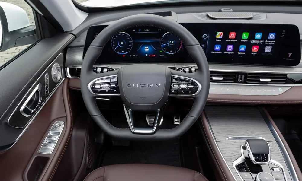 Фото Chery Tiggo 8 Pro Max (2022) — передняя панель. Панель в коричневой отделке — видна компоновка экранов и органов управления Chery Tiggo 8 Pro Max (2022) — передняя панель
