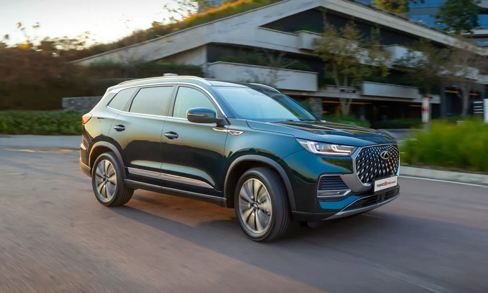 Фото Chery Tiggo 8 Pro Max (2022) — вид спереди, фото 5. Передок в синем исполнении — крупная светотехника и выразительный бампер. Дневные ходовые огни включаются автоматически с запуском Chery Tiggo 8 Pro Max (2022) — вид спереди, фото 5