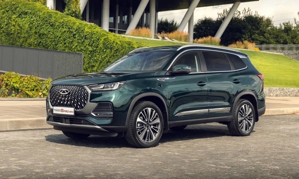 Фото Chery Tiggo 8 Pro Max (2022) — вид спереди, фото 6. Передок в зелёном исполнении — крупная светотехника и выразительный бампер. Рисунок ходовых огней — подпись модели, по нему её узнают в потоке Chery Tiggo 8 Pro Max (2022) — вид спереди, фото 6
