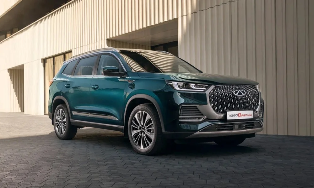 Фото Chery Tiggo 8 Pro Max (2022) — вид спереди, фото 7. Кузов в зелёном цвете: рисунок оптики и решётки задаёт узнаваемое «лицо» модели. Рисунок ходовых огней — подпись модели, по нему её узнают в потоке Chery Tiggo 8 Pro Max (2022) — вид спереди, фото 7