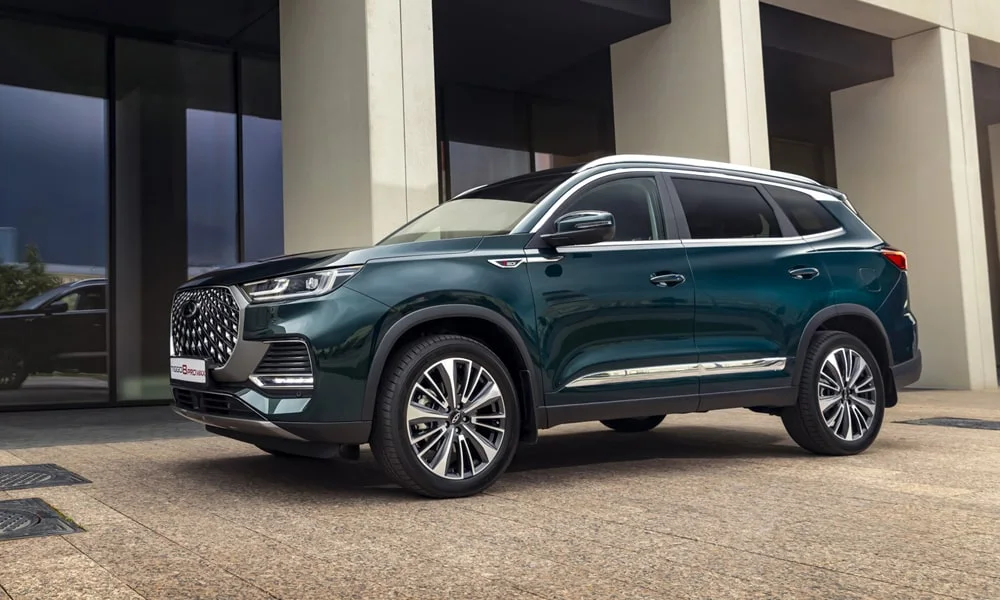 Фото Chery Tiggo 8 Pro Max (2022) — вид спереди, фото 8. Зелёный кузов, строгая симметрия оптики — базовый ракурс знакомства с дизайном. Дневные ходовые огни включаются автоматически с запуском Chery Tiggo 8 Pro Max (2022) — вид спереди, фото 8