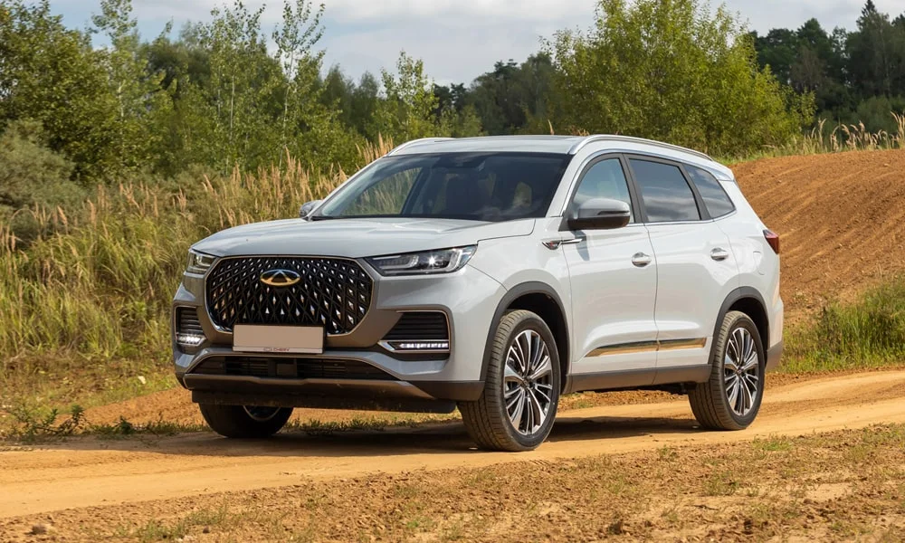 Фото Chery Tiggo 8 Pro Max (2022) — вид спереди, фото 11. Анфас: пропорции капота, посадка кузова и графика ходовых огней. Дневные ходовые огни включаются автоматически с запуском Chery Tiggo 8 Pro Max (2022) — вид спереди, фото 11