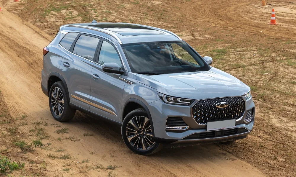 Фото Chery Tiggo 8 Pro Max (2022) — вид спереди, фото 12. Анфас: пропорции капота, посадка кузова и графика ходовых огней. Дневные ходовые огни включаются автоматически с запуском Chery Tiggo 8 Pro Max (2022) — вид спереди, фото 12