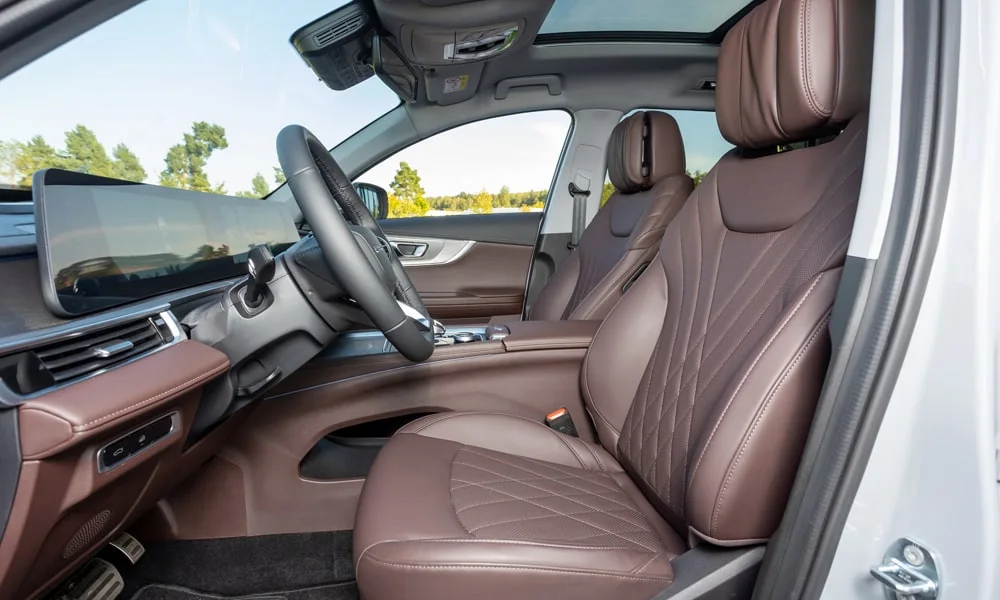 Фото Chery Tiggo 8 Pro Max (2022) — передние сиденья. Профиль кресел: боковая поддержка и подголовники. Регулировки с памятью возвращают кресло под водителя одним нажатием — у версий с электроприводом Chery Tiggo 8 Pro Max (2022) — передние сиденья