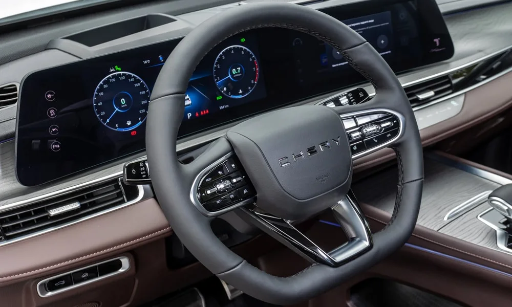 Фото Chery Tiggo 8 Pro Max (2022) — приборная панель, фото 2. Скорость, запас хода и подсказки ассистентов перед глазами. Компоновка приборов настраивается в меню у большинства версий Chery Tiggo 8 Pro Max (2022) — приборная панель, фото 2