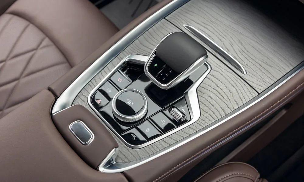 Фото Chery Tiggo 8 Pro Max (2022) — селектор коробки передач. Управление коробкой: компактный селектор освобождает место на тоннеле. Автохолд удерживает машину на светофоре без ноги на тормозе Chery Tiggo 8 Pro Max (2022) — селектор коробки передач