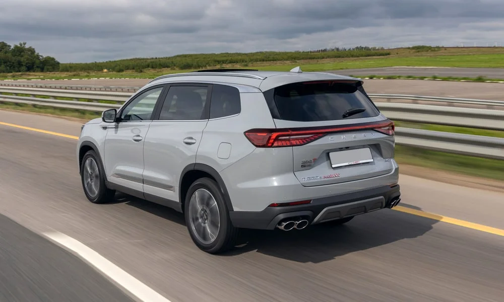 Фото Chery Tiggo 8 Pro Max (2022) — вид сзади, фото 3. Графика фонарей, бампер и оформление пятой двери Chery Tiggo 8 Pro Max (2022) — вид сзади, фото 3
