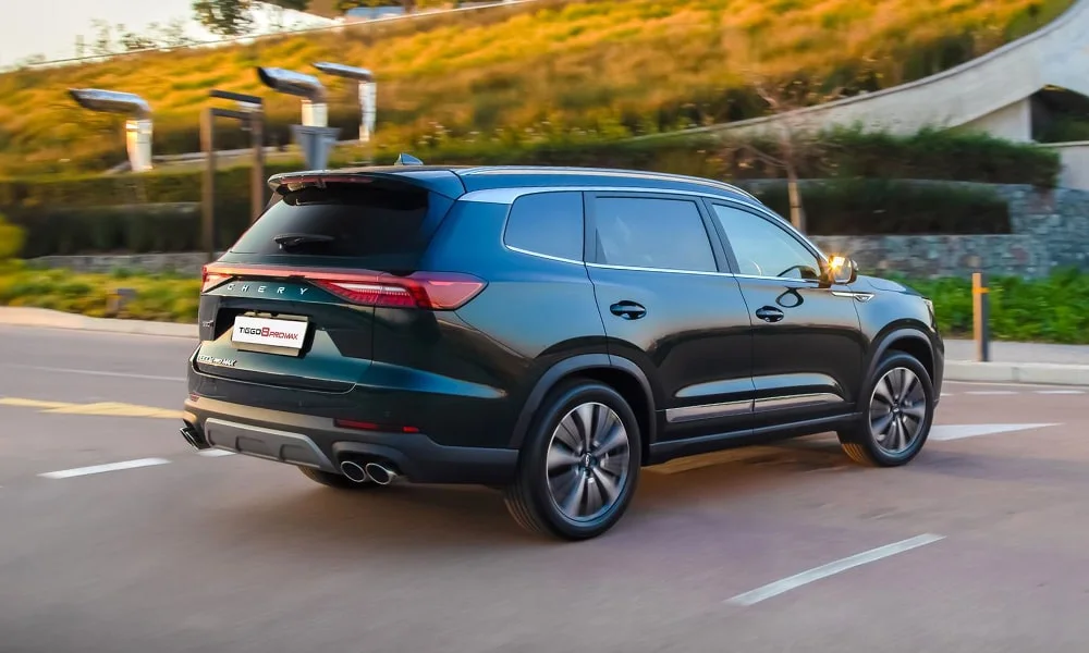 Фото Chery Tiggo 8 Pro Max (2022) — вид сзади, фото 4. Корма в зелёном цвете: графика фонарей и пластика пятой двери. Насадки выхлопа или их имитация внизу бампера различают версии Chery Tiggo 8 Pro Max (2022) — вид сзади, фото 4