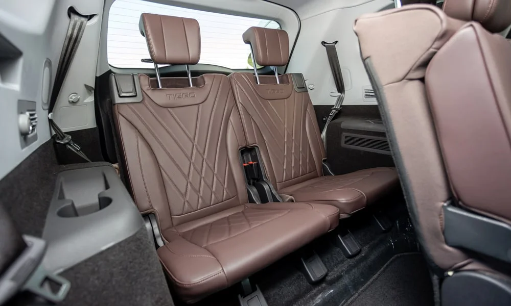 Фото Chery Tiggo 8 Pro Max (2022) — задние сиденья, фото 3. Посадка второго ряда: подголовники и подлокотник. Крепления ISOFIX для детских кресел — в основании спинки Chery Tiggo 8 Pro Max (2022) — задние сиденья, фото 3