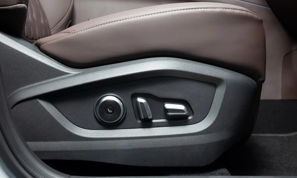 Фото Chery Tiggo 8 Pro Max (2022) — регулировки сиденья, фото 2. Электроприводы кресла: клавиши на боковине. Память положений возвращает кресло и зеркала под водителя — у версий с электроприводом Chery Tiggo 8 Pro Max (2022) — регулировки сиденья, фото 2
