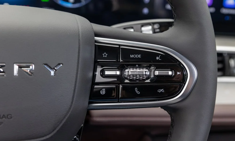 Фото Chery Tiggo 8 Pro Max (2022) — руль, фото 2. Обшивка обода и компоновка спиц крупным планом. Правильная посадка: руки на «9 и 3», приборы читаются поверх обода Chery Tiggo 8 Pro Max (2022) — руль, фото 2