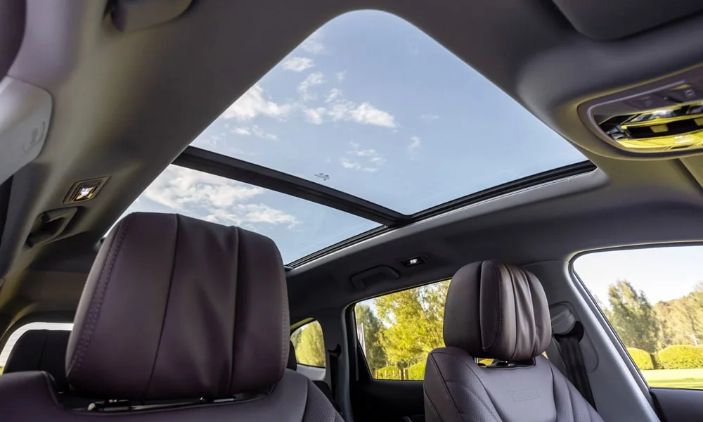 Фото Chery Tiggo 8 Pro Max (2022) — панорамная крыша. Вид на остекление крыши из салона Chery Tiggo 8 Pro Max (2022) — панорамная крыша