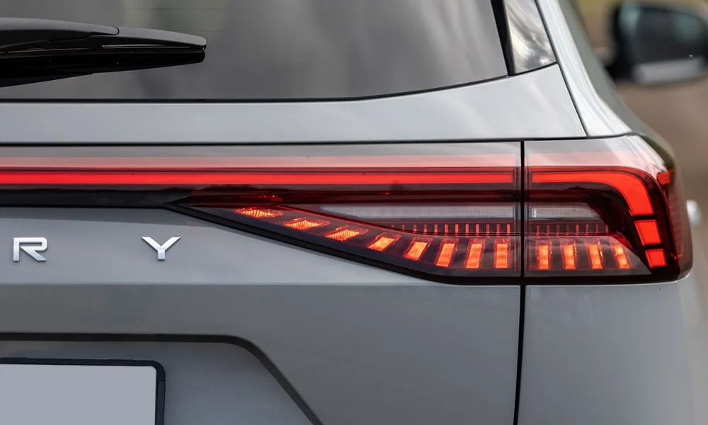 Фото Chery Tiggo 8 Pro Max (2022) — задние фонари. Рассеиватель фонаря вблизи: компоновка секций габарита, стопа и поворотника Chery Tiggo 8 Pro Max (2022) — задние фонари