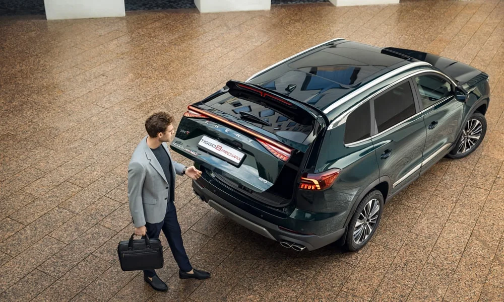 Фото Chery Tiggo 8 Pro Max (2022) — багажник. Форма проёма, ровный пол и организация пространства. Под полом обычно размещены органайзер, докатка или ремкомплект Chery Tiggo 8 Pro Max (2022) — багажник