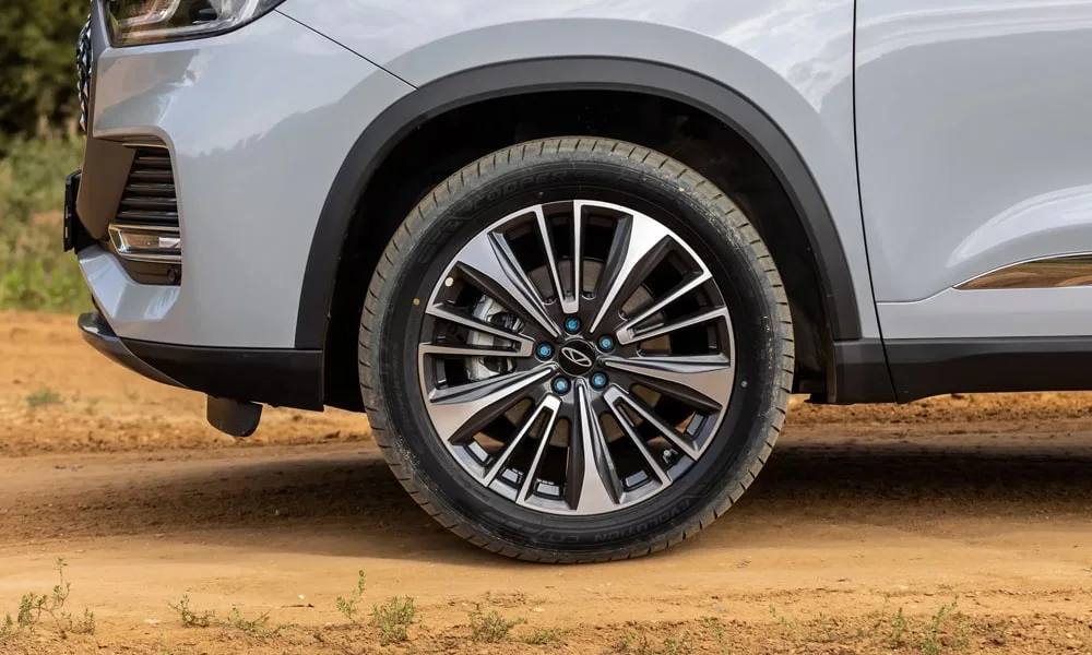 Фото Chery Tiggo 8 Pro Max (2022) — колесо и диск. Дизайн спиц и профиль резины крупным планом. Рекомендованные размеры шин и давление — на табличке в проёме водительской двери Chery Tiggo 8 Pro Max (2022) — колесо и диск