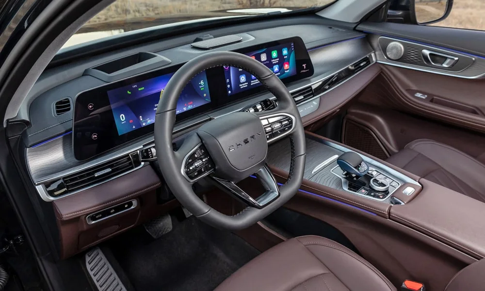 Фото Chery Tiggo 8 Pro Plug-in Hybrid (2023) — передняя панель. Передняя панель в коричневой отделке: расположение экранов и дефлекторов Chery Tiggo 8 Pro Plug-in Hybrid (2023) — передняя панель