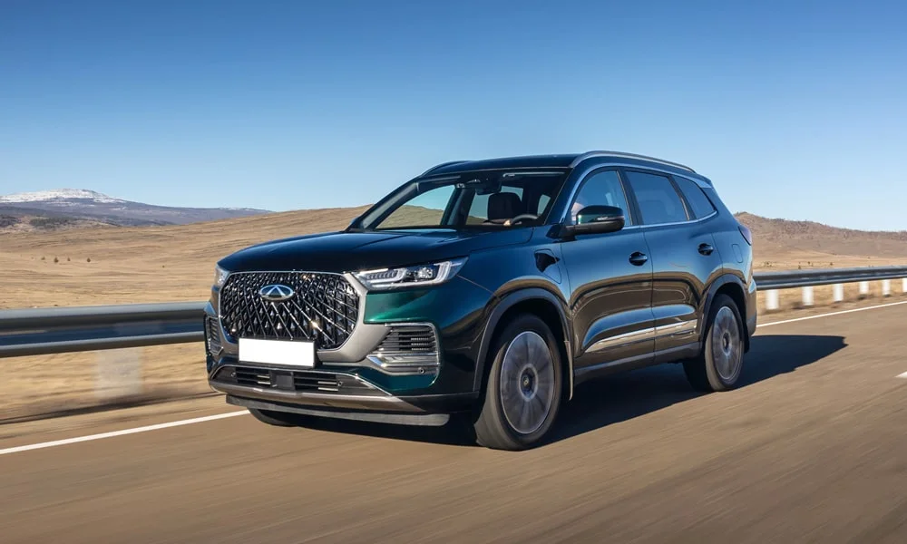 Фото Chery Tiggo 8 Pro Plug-in Hybrid (2023) — вид спереди, фото 4. Анфас: пропорции капота, посадка кузова и графика ходовых огней Chery Tiggo 8 Pro Plug-in Hybrid (2023) — вид спереди, фото 4