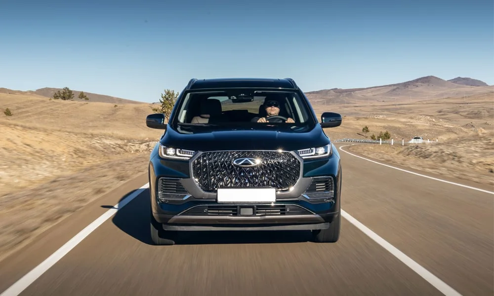 Фото Chery Tiggo 8 Pro Plug-in Hybrid (2023) — вид спереди, фото 7. Анфас: пропорции капота, посадка кузова и графика ходовых огней. Дневные ходовые огни включаются автоматически с запуском Chery Tiggo 8 Pro Plug-in Hybrid (2023) — вид спереди, фото 7
