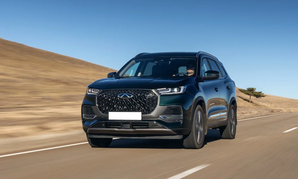 Фото Chery Tiggo 8 Pro Plug-in Hybrid (2023) — вид спереди, фото 8. Анфас: пропорции капота, посадка кузова и графика ходовых огней. Рисунок ходовых огней — подпись модели, по нему её узнают в потоке Chery Tiggo 8 Pro Plug-in Hybrid (2023) — вид спереди, фото 8