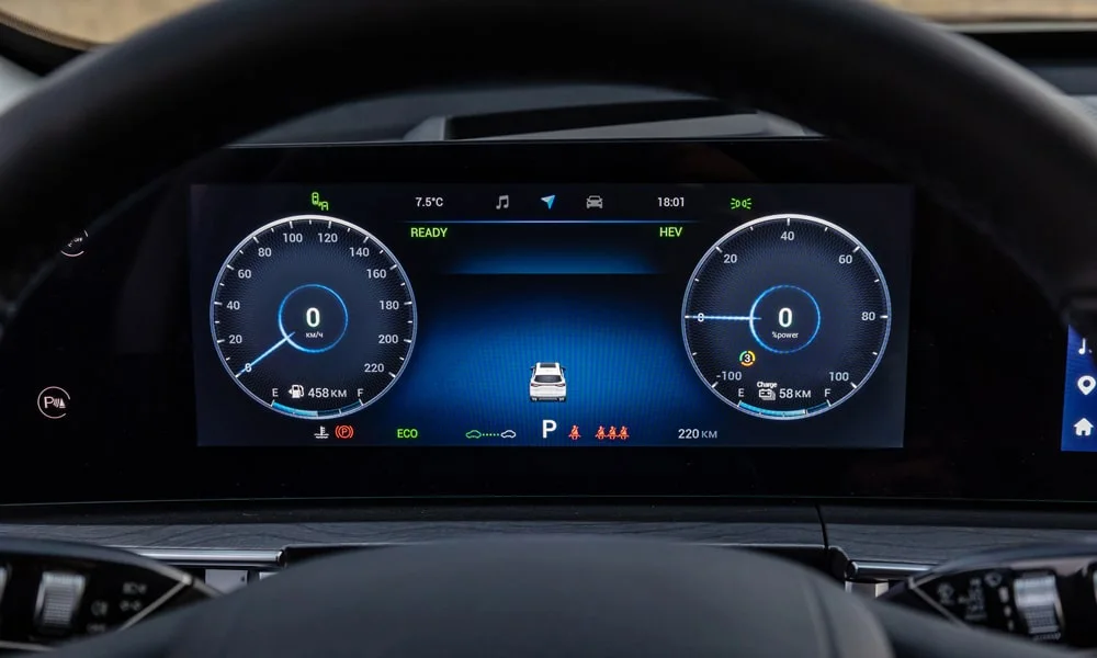 Фото Chery Tiggo 8 Pro Plug-in Hybrid (2023) — приборная панель. Скорость, запас хода и подсказки ассистентов перед глазами. Компоновка приборов настраивается в меню у большинства версий Chery Tiggo 8 Pro Plug-in Hybrid (2023) — приборная панель