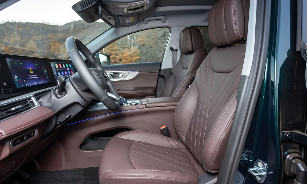 Фото Chery Tiggo 8 Pro Plug-in Hybrid (2023) — интерьер. Общий план салона: архитектура панели, консоль и кресла. Уровень отделки читается по стыкам панелей и мягким поверхностям в зонах касания Chery Tiggo 8 Pro Plug-in Hybrid (2023) — интерьер