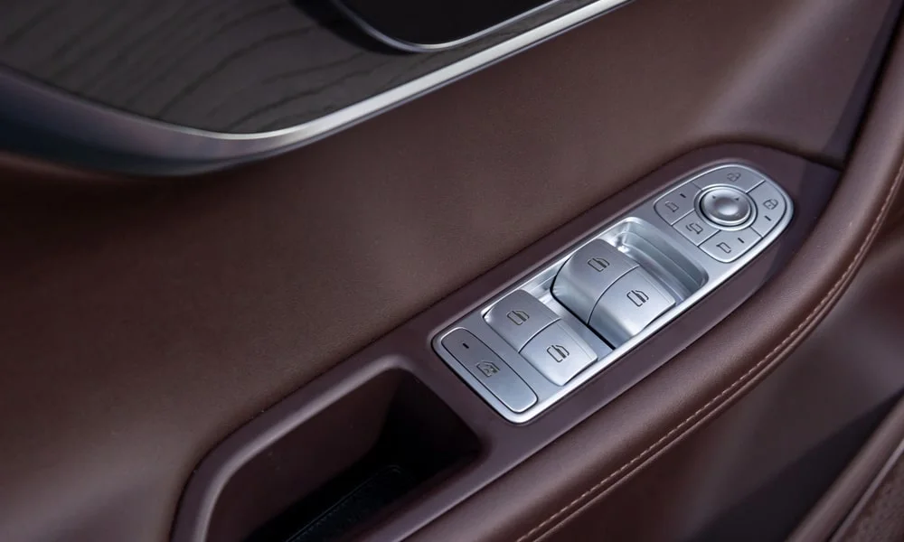Фото Chery Tiggo 8 Pro Plug-in Hybrid (2023) — интерьер, фото 2. Общий план салона: архитектура панели, консоль и кресла Chery Tiggo 8 Pro Plug-in Hybrid (2023) — интерьер, фото 2