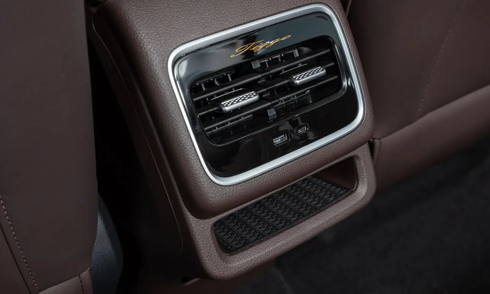 Фото Chery Tiggo 8 Pro Plug-in Hybrid (2023) — интерьер, фото 3. Общий план салона: архитектура панели, консоль и кресла. Светлая гамма зрительно расширяет салон, тёмная — практичнее в уходе Chery Tiggo 8 Pro Plug-in Hybrid (2023) — интерьер, фото 3