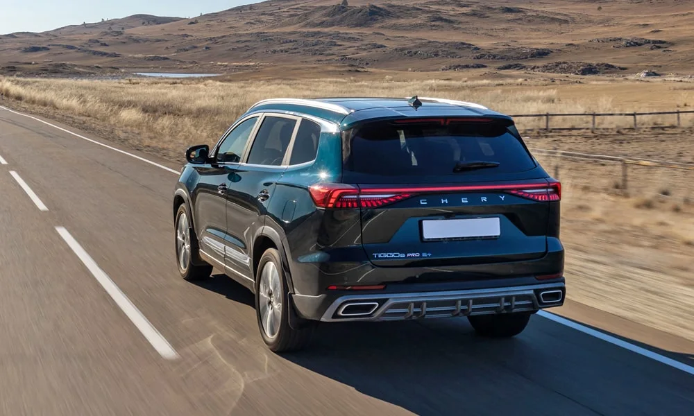 Фото Chery Tiggo 8 Pro Plug-in Hybrid (2023) — вид сзади, фото 3. Чёрный кузов сзади — фонари и бампер определяют ночной образ модели Chery Tiggo 8 Pro Plug-in Hybrid (2023) — вид сзади, фото 3