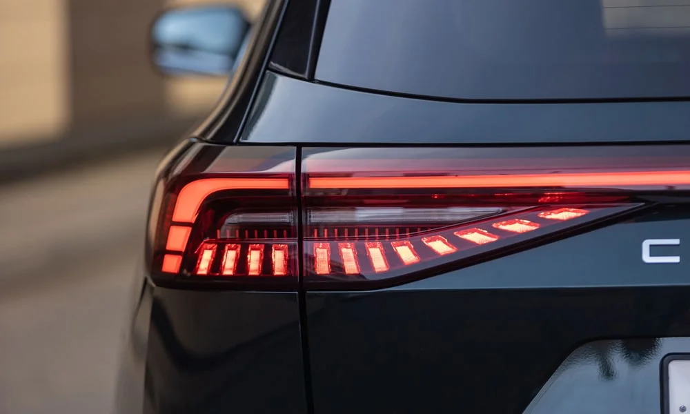 Фото Chery Tiggo 8 Pro Plug-in Hybrid (2023) — вид сзади, фото 4. Графика фонарей, бампер и оформление пятой двери. Насадки выхлопа или их имитация внизу бампера различают версии Chery Tiggo 8 Pro Plug-in Hybrid (2023) — вид сзади, фото 4