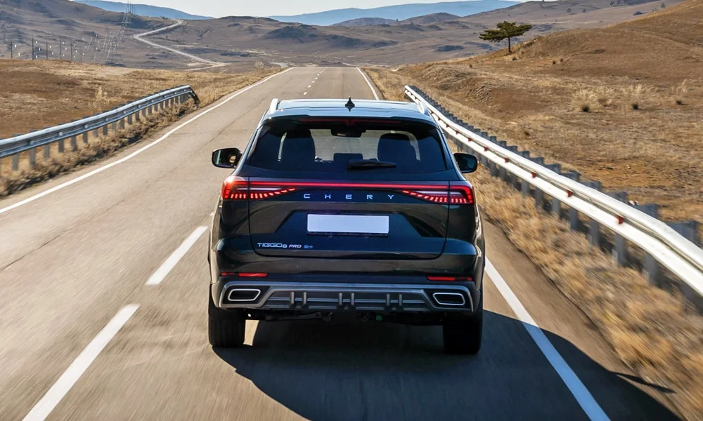 Фото Chery Tiggo 8 Pro Plug-in Hybrid (2023) — вид сзади, фото 5. Графика фонарей, бампер и оформление пятой двери. Насадки выхлопа или их имитация внизу бампера различают версии Chery Tiggo 8 Pro Plug-in Hybrid (2023) — вид сзади, фото 5