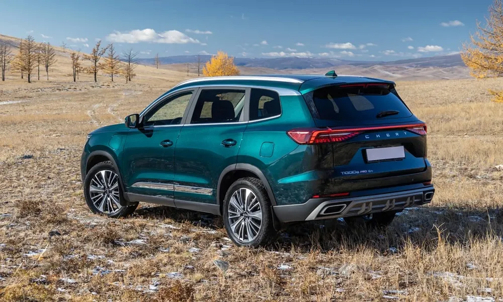 Фото Chery Tiggo 8 Pro Plug-in Hybrid (2023) — вид сзади, фото 7. Корма в зелёном цвете: графика фонарей и пластика пятой двери Chery Tiggo 8 Pro Plug-in Hybrid (2023) — вид сзади, фото 7