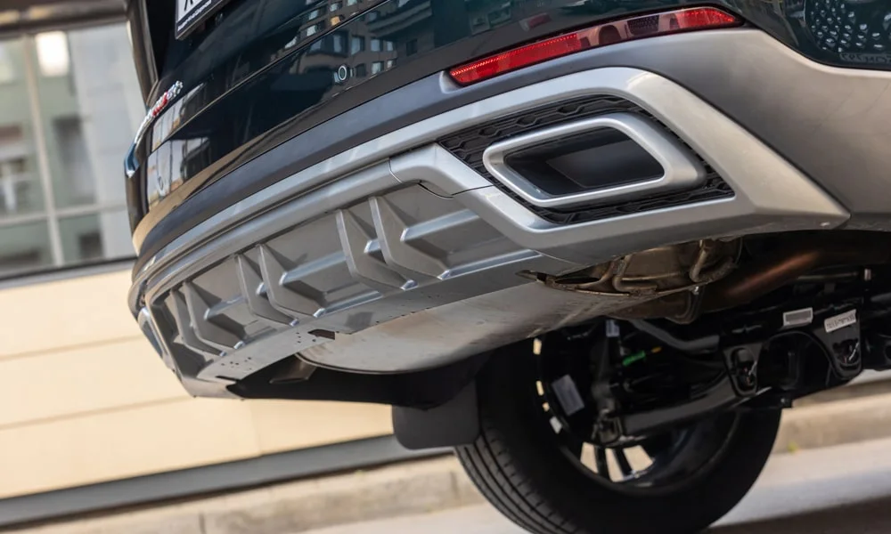 Фото Chery Tiggo 8 Pro Plug-in Hybrid (2023) — вид сзади, фото 8. Линия крыши, стойки и задняя дверь в сером исполнении. Светодиодная полоса или раздельные секции — задняя оптика стала главным украшением кормы Chery Tiggo 8 Pro Plug-in Hybrid (2023) — вид сзади, фото 8